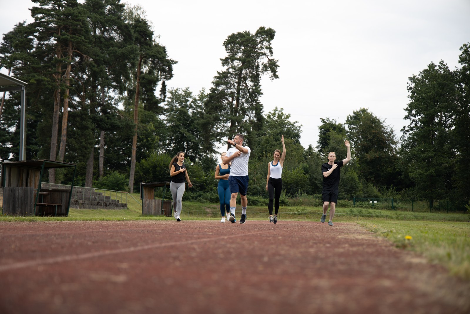 Functional-Fitness-Kurs outdoor auf der Laufbahn