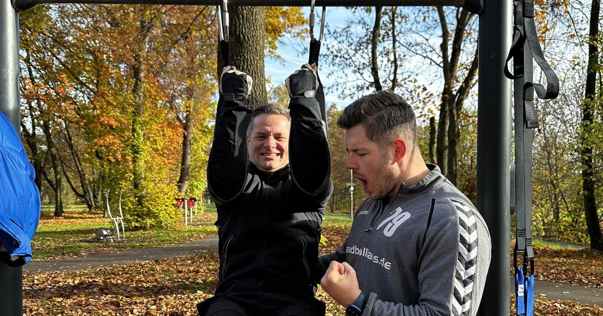 Trainer mit Kunden am Trainieren